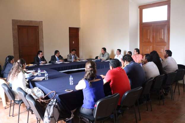 Adrián López se reúne con sindicatos y representantes del sector salud  - Foto 0 