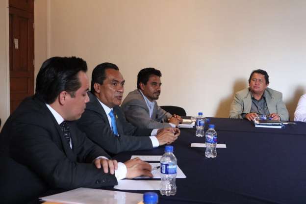 Adrián López se reúne con sindicatos y representantes del sector salud  - Foto 1 