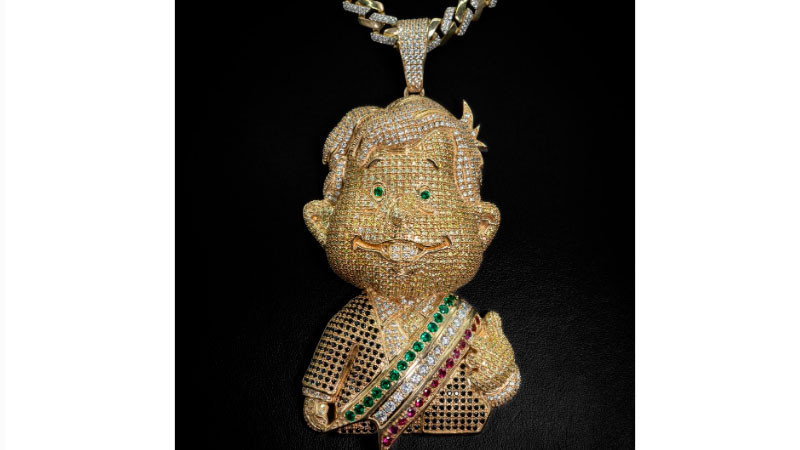 Joyería lanza dije de AMLO bañado en oro y cuesta 100 mil pesos 