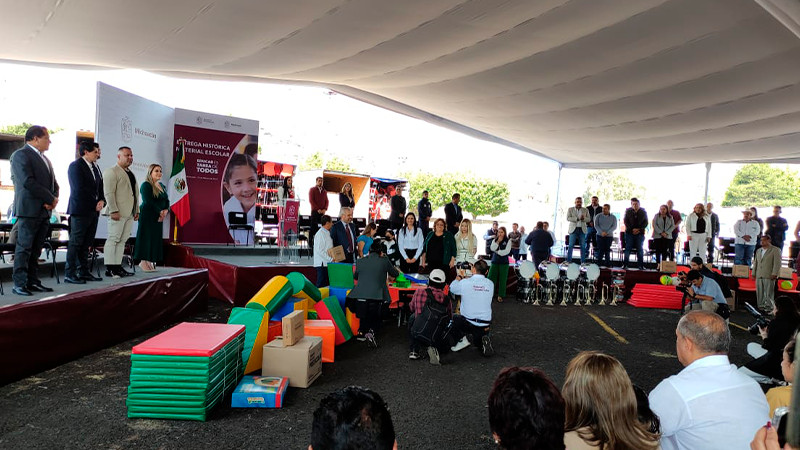 Entregan material académico a escuelas de nivel básico en Michoacán 