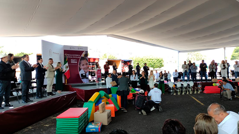 Entregan material académico a escuelas de nivel básico en Michoacán 