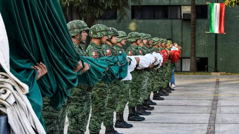 Autoridades civiles y militares de Lázaro Cárdenas Conmemoran Día de la Bandera 