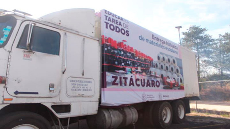 Recibe Zitácuaro, mobiliario e insumos para escuelas de nivel básico 