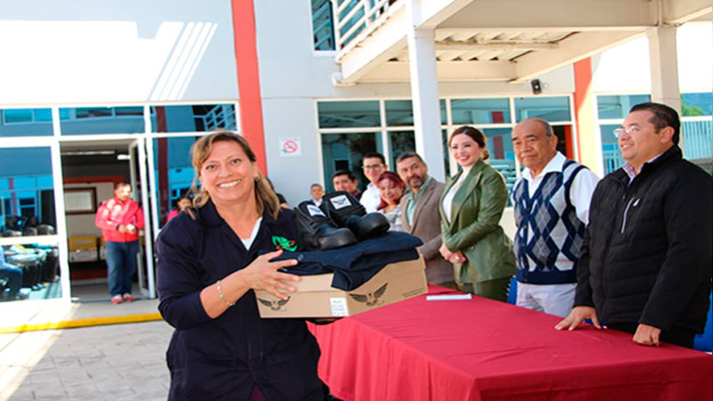 Dota Cecytem de uniformes a trabajadores sindicalizados 