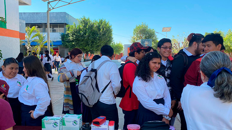 Acerca Salud Michoacán servicios médicos a estudiantes del Cecytem Apatzingán