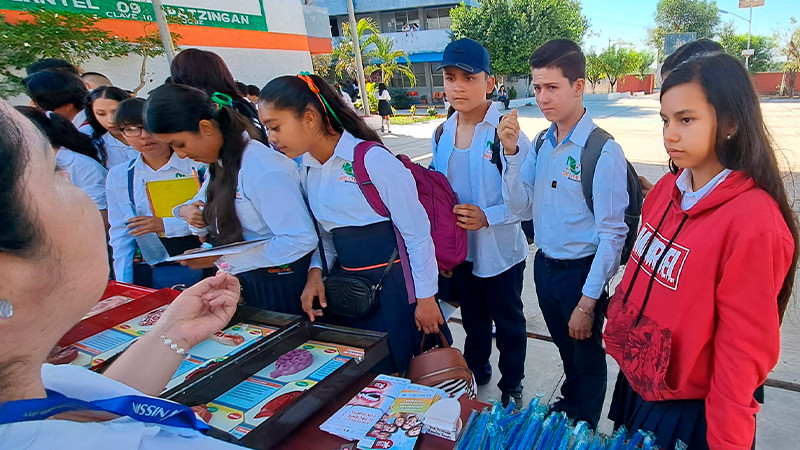 Acerca Salud Michoacán servicios médicos a estudiantes del Cecytem Apatzingán