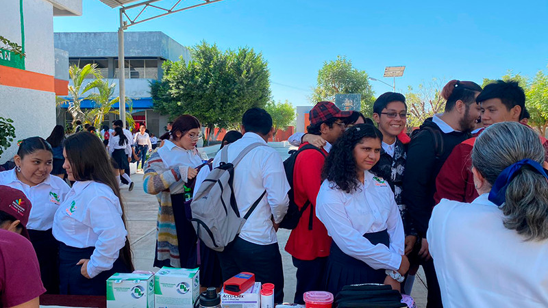 Acerca Salud Michoacán servicios médicos a estudiantes del Cecytem Apatzingán