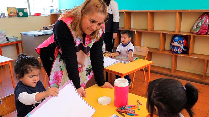 Alista SEE Michoacán reconocimiento por años de labor docente