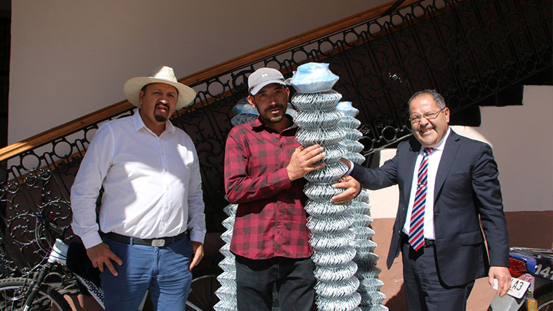 José Luis Téllez entrega apoyos a habitantes de Ciudad Hidalgo 