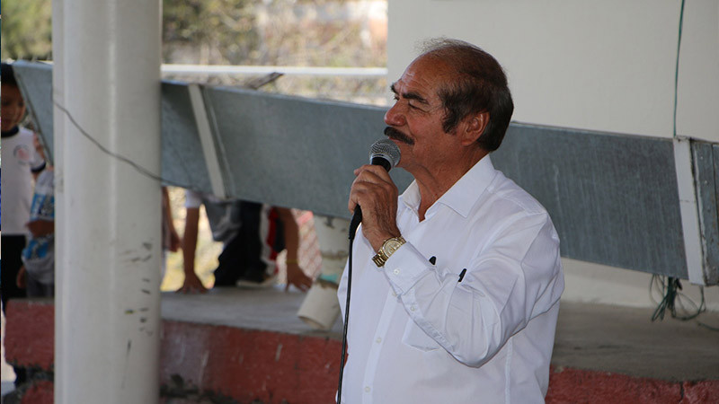 José Luis Téllez Marín busca cubrir necesidades de escuelas en Ciudad Hidalgo 