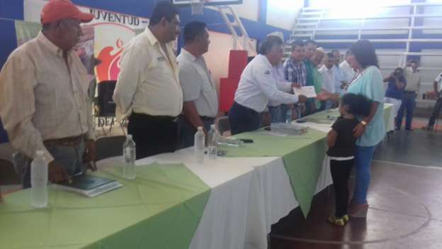 Productores de las regiones de Infiernillo, Tepalcatepec y Sierra Costa, recibieron cartas de autorización para la compra de 115 tractores 