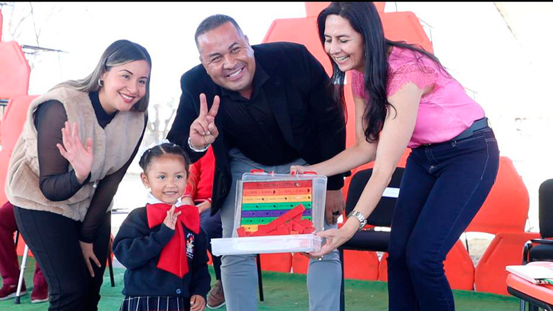 Entrega SEE Michoacán material escolar en 16 planteles de Santa Ana Maya