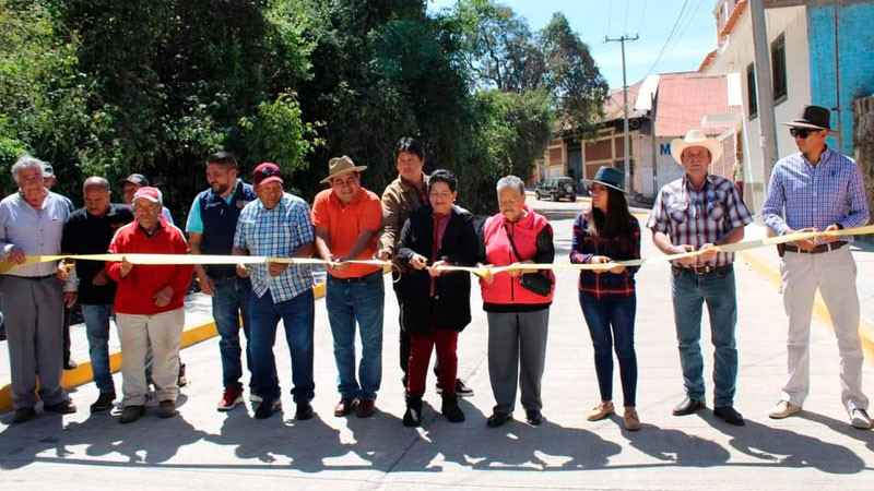 Inaugura Gobierno de Salvador Escalante obra de pavimentación en calle 5 de febrero 