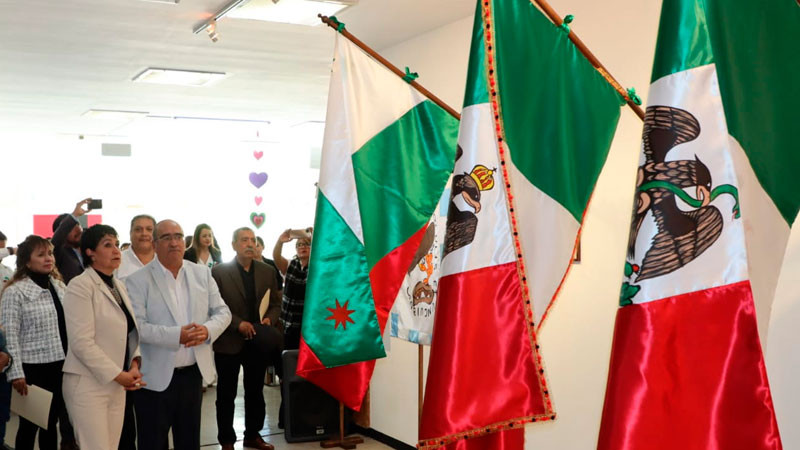 Instala Secretaría de Educación Michoacán exposición de banderas y símbolos patrios 