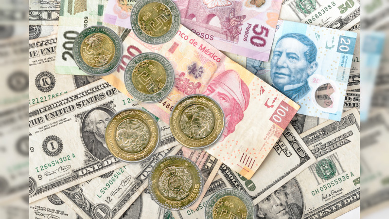 Peso mexicano rompe barrera de las 18 unidades ante el dólar; amanece en 17.98 