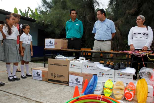 Entregan zapatos, uniformes y útiles escolares a estudiantes de escuelas de alta marginación en Michoacán - Foto 0 