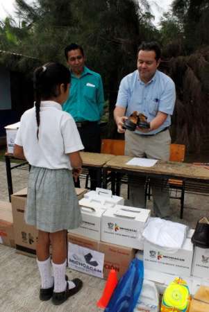 Entregan zapatos, uniformes y útiles escolares a estudiantes de escuelas de alta marginación en Michoacán - Foto 1 