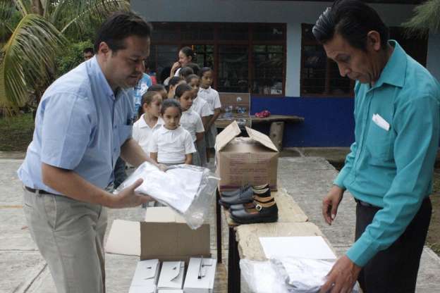 Entregan zapatos, uniformes y útiles escolares a estudiantes de escuelas de alta marginación en Michoacán - Foto 2 
