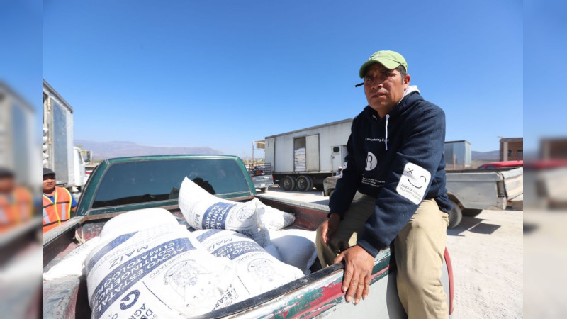 Entregan Maíz a Productores de Tolimán 