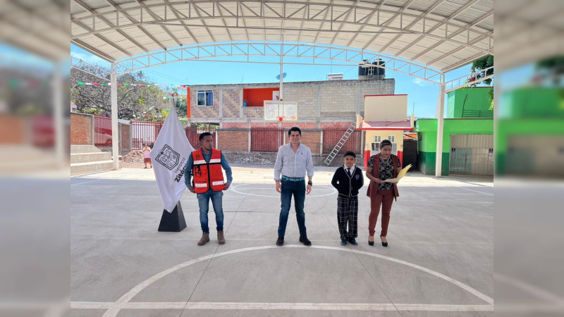 Reconstruye Ayuntamiento de Zitácuaro cancha y sanitarios en escuela de Las Majadas. 