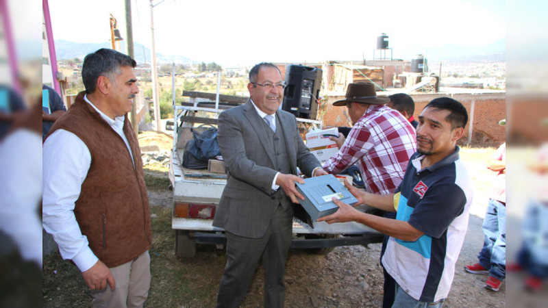 José Luis Téllez Marín, hace entrega de cobijas y material eléctrico en la colonia Llano del Ejido 
