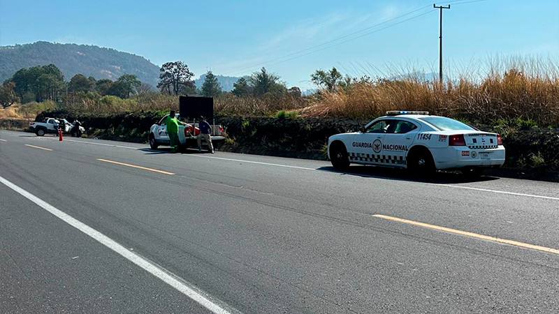 Choque entre camioneta y tráiler en al Siglo XXI deja daños materiales