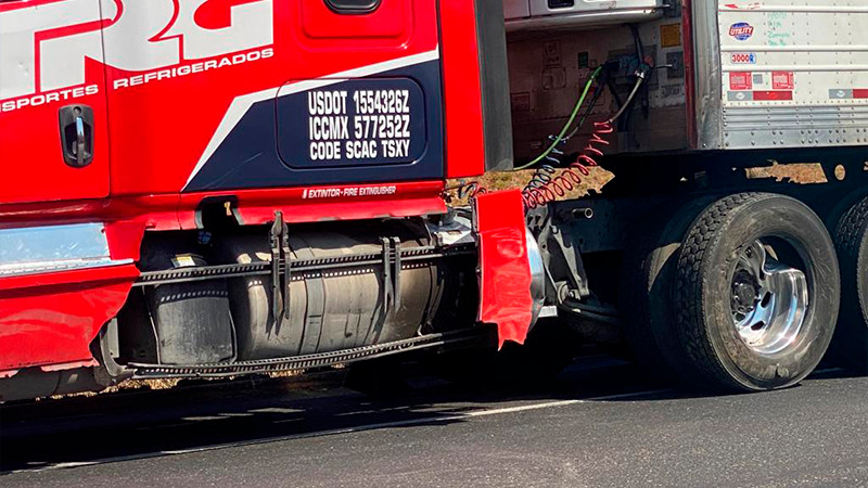 Choque entre camioneta y tráiler en al Siglo XXI deja daños materiales