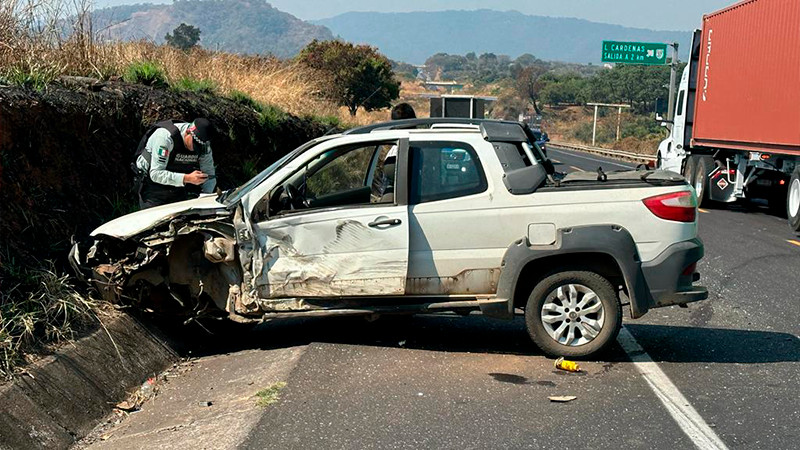 Choque entre camioneta y tráiler en al Siglo XXI deja daños materiales