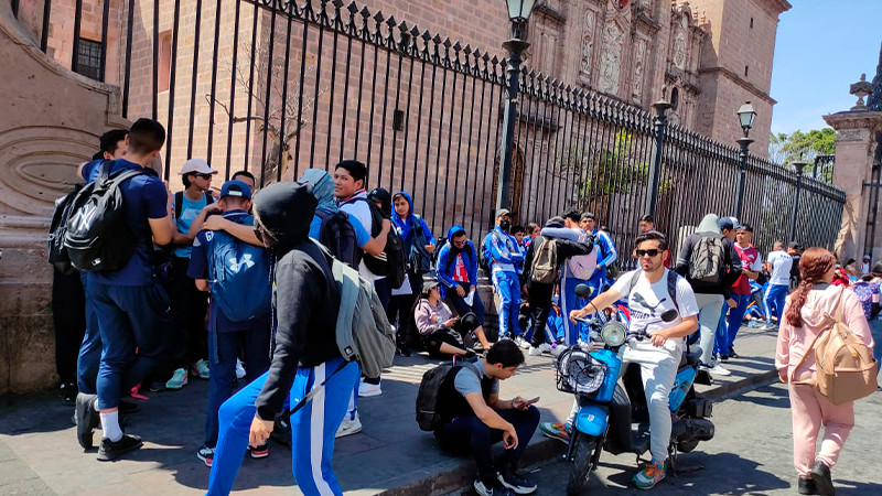 Estudiantes de la ENEF se manifiestan frente a palacio de gobierno; demandan plazas