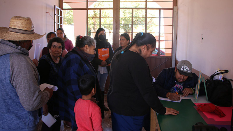 Ayuntamiento de Ciudad Hidalgo entrega apoyos a niños de la comunidad de Joyitas 