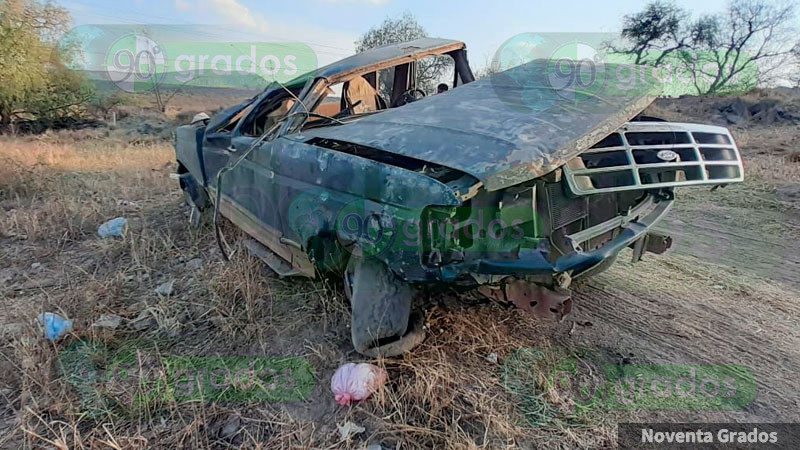Aparatosa volcadura en la Galindo- Amealco en Querétaro, deja 2 heridos 