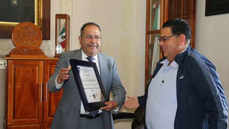 Edil de Ciudad Hidalgo, Michoacán recibe reconocimiento por parte directivos de la Preparatoria Federal 