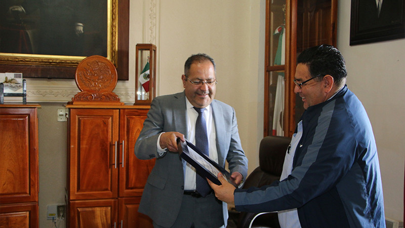 Edil de Ciudad Hidalgo, Michoacán recibe reconocimiento por parte directivos de la Preparatoria Federal 