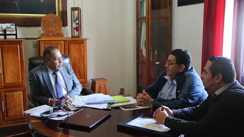 Edil de Ciudad Hidalgo, Michoacán recibe reconocimiento por parte directivos de la Preparatoria Federal 