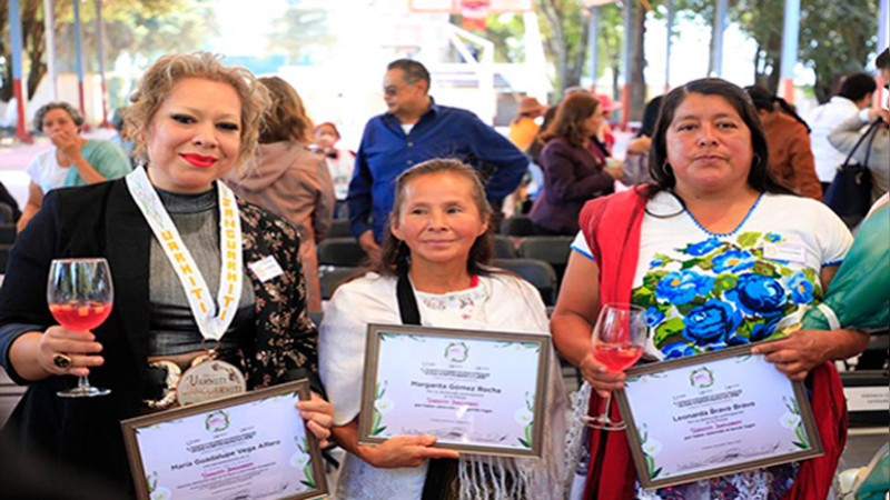 Entrega Nacho Campos Presea Uarhiti Janguarhiti a María Guadalupe Vega Alfaro 