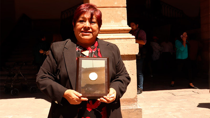 Fermina Arellano Mantero recibió Presea “La Mujer Michoacana” del Congreso del Estado 
