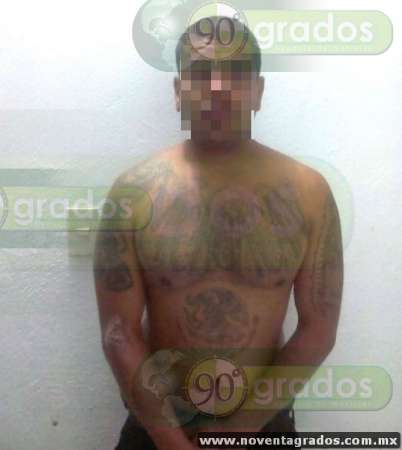 Detienen a sujeto armado y aseguran tres vehículos robados y desvalijados en Tangamandapio, Michoacán - Foto 1 