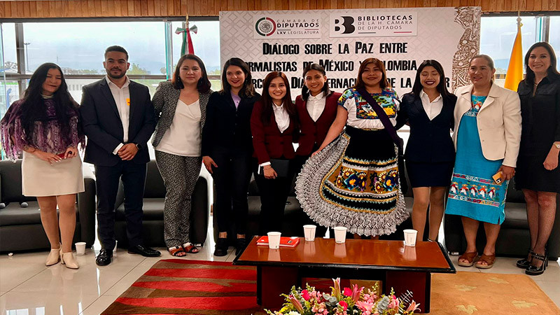 Normalistas de Michoacán dialogan sobre cultura de la paz y género con estudiantes de Colombia 