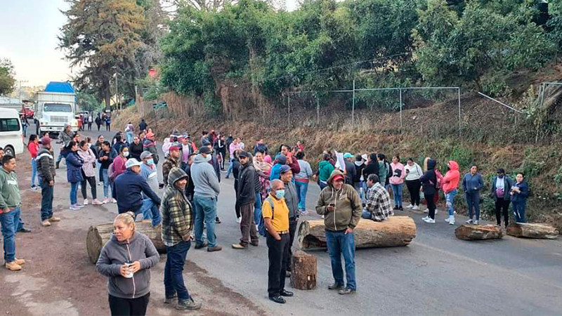 Padres de familia bloquean carretera en Tacámbaro en demanda de docentes  