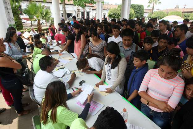 Abatir el rezago educativo con el apoyo de los estudiantes beneficiados con Beca Futuro 