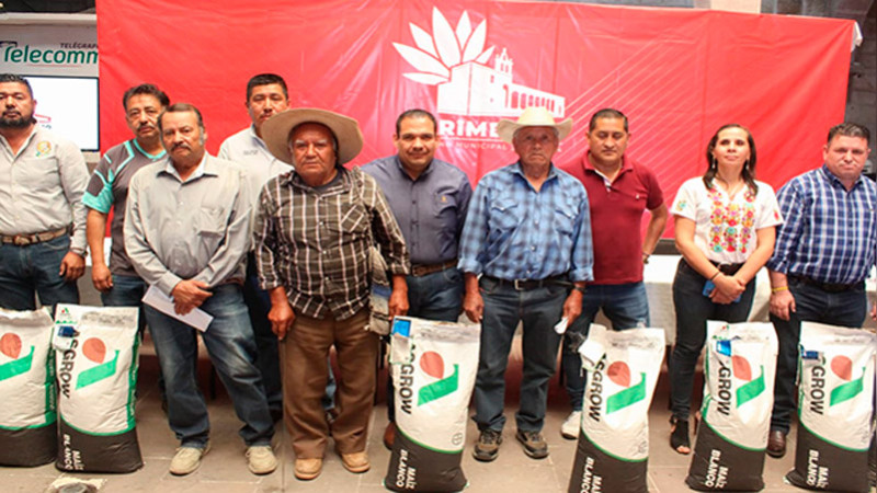 Entrega Bladimir González semilla elotera a las y los productores tarimbarenses 