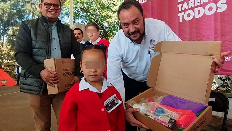 Entrega SEE Michoacán material escolar a 19 planteles de Peribán 