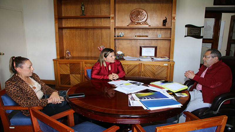 Presidente municipal de Hidalgo recibe peticiones de la directora del CECyTEM 17 ante las necesidades de la institución 