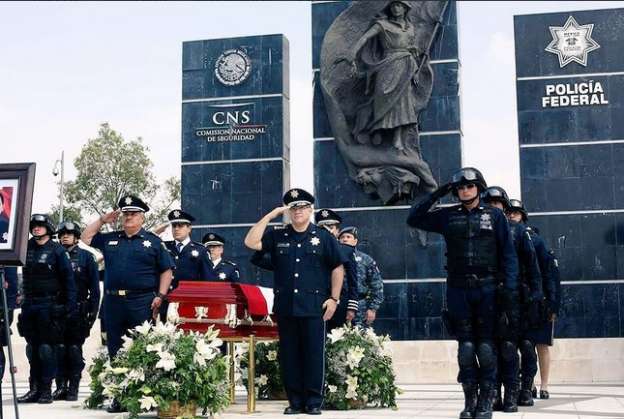 Realizan ceremonia luctuosa a Policía caído en Tanhuato - Foto 0 