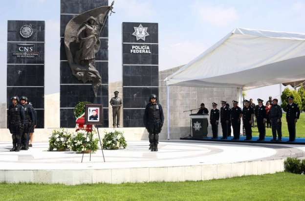 Realizan ceremonia luctuosa a Policía caído en Tanhuato - Foto 1 