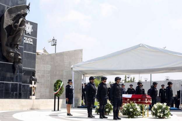 Realizan ceremonia luctuosa a Policía caído en Tanhuato - Foto 2 