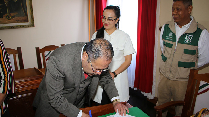 Edil de Ciudad Hidalgo, Michoacán firma convenio con directivos del Hospital IMSS Bienestar 