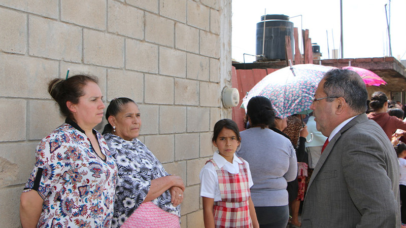 Téllez Marín entrega más de 100 despensas en la tenencia de San Antonio Villalongín 