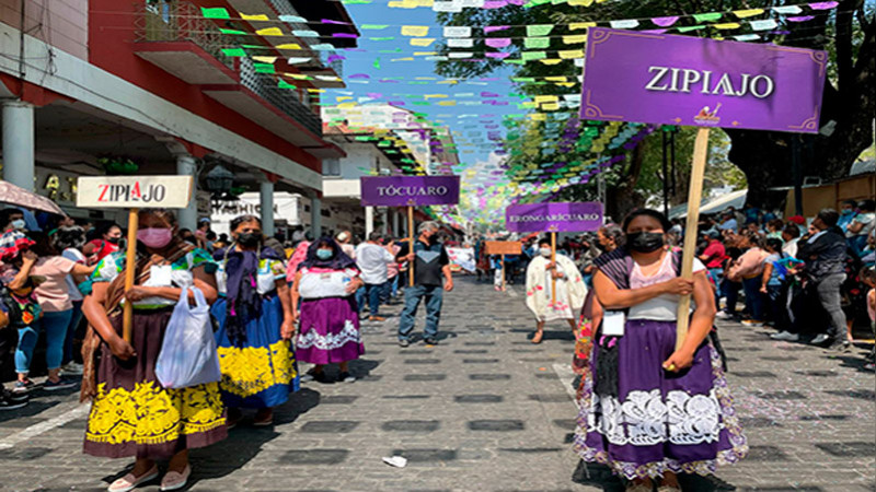 Artesanos se alistan para el desfile de Domingo de Ramos, en Uruapan