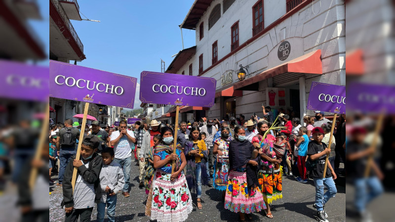 Artesanos se alistan para el desfile de Domingo de Ramos, en Uruapan